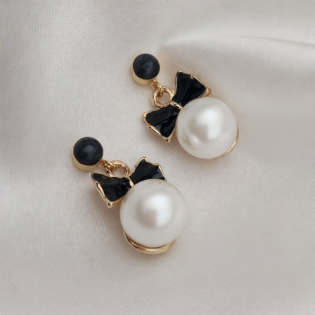 Pearl Bow Earrings - Nocturna Pearla Collection-
Light held in stillness