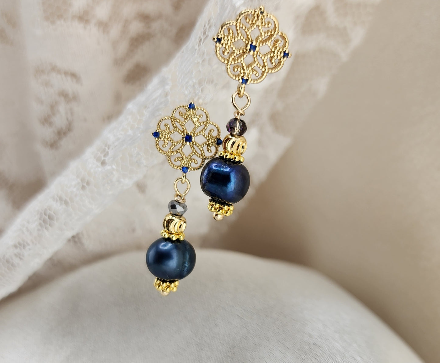 Grace of night-Nocturna Azul Earrings blend gold-plated filigree elegance with the deep charm of blue pearls.