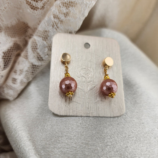 “Luz Serena — Aretes de Perla Facetada”
(“Luz Serena — Faceted Pearl Earrings”) blush pink