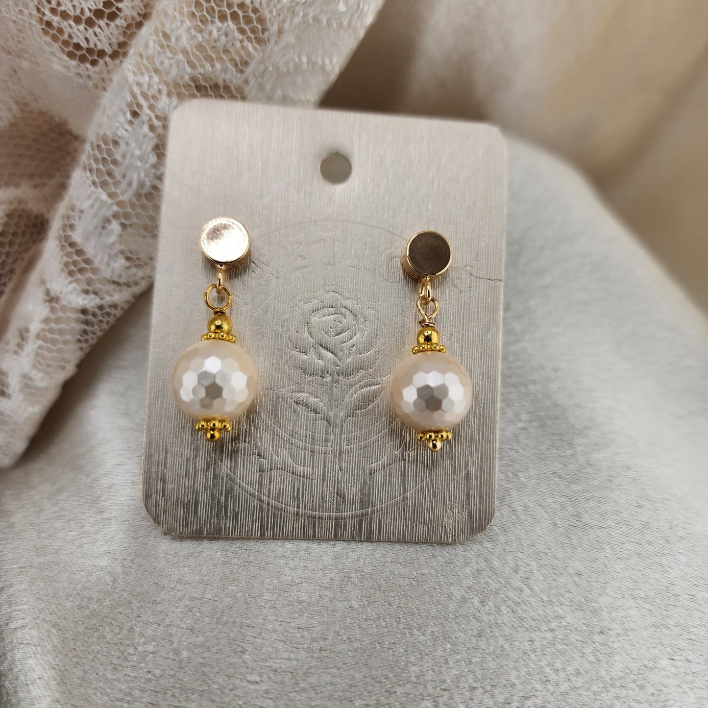 “Luz Serena — Aretes de Perla Facetada - Faceted Pearl Earrings” Ivory tone