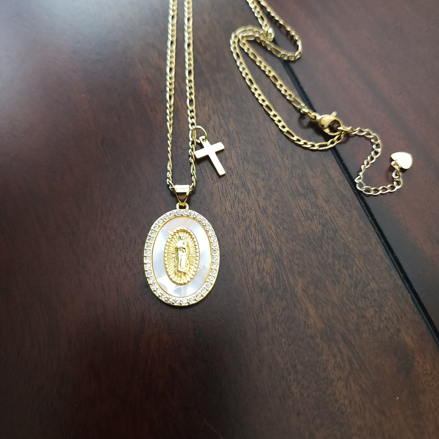 Our Lady of Guadalupe – Oval Mother of Pearl Necklace - Nuestra Señora de Guadalupe – Collar Oval de Madreperla