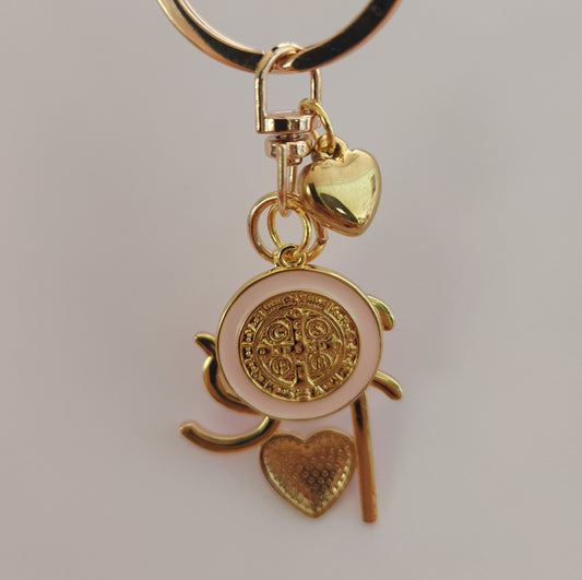 St. Benedict faith keychain with Fe charm and gold heart, 18k gold plated medal on neutral background