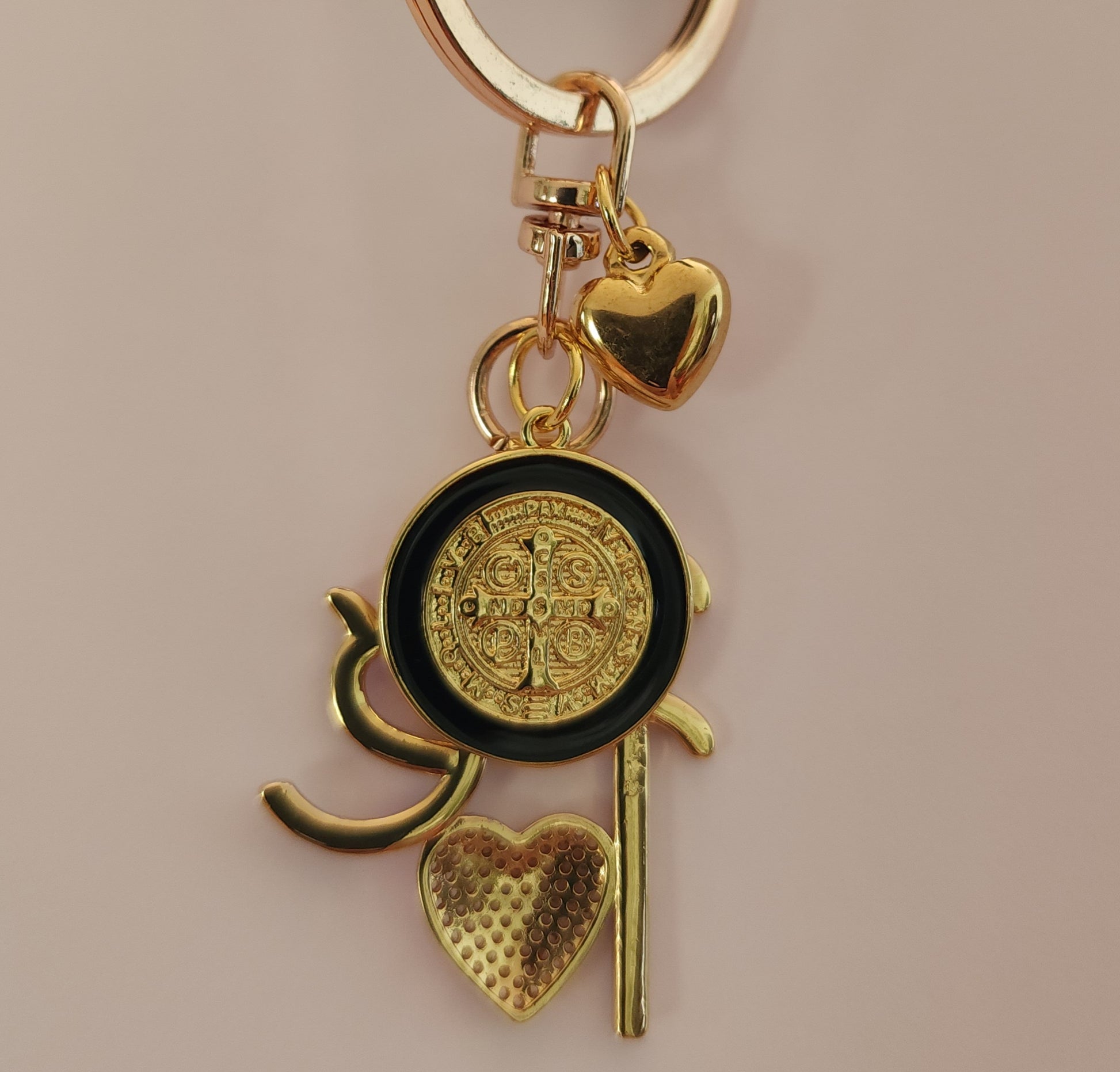 St. Benedict faith keychain with Fe charm and gold heart, 18k gold plated medal on neutral background