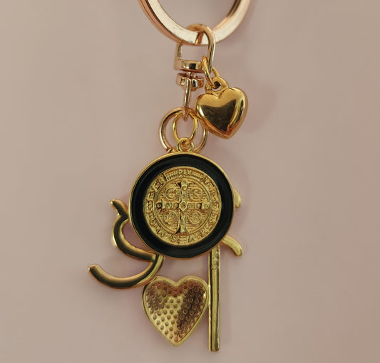 St. Benedict faith keychain with Fe charm and gold heart, 18k gold plated medal on neutral background