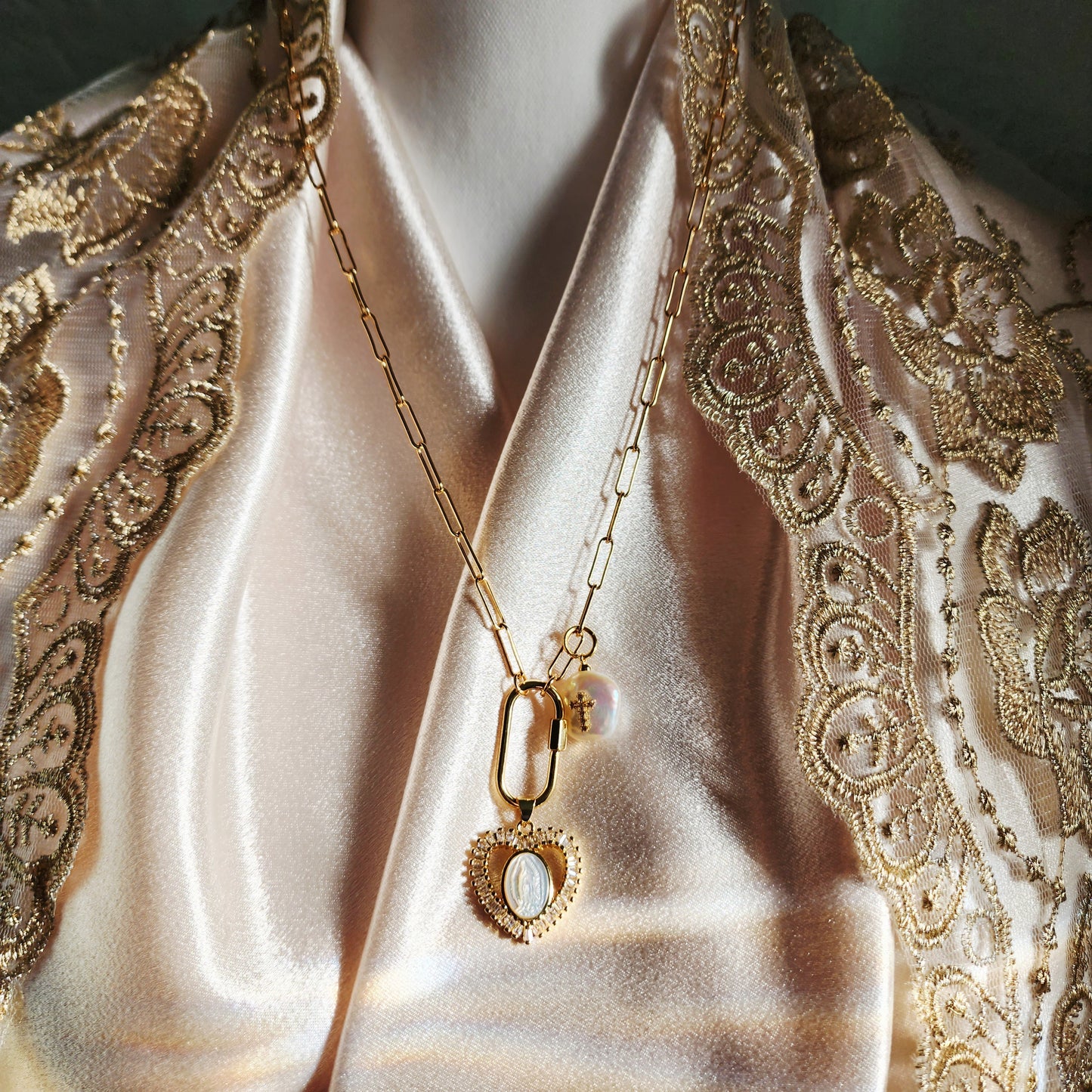 Gold-plated necklace with Our Lady of Guadalupe heart pendant (mother-of-pearl)