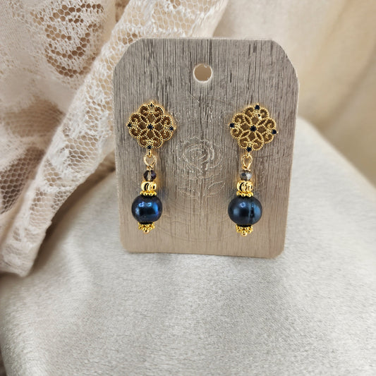 Grace of night-Nocturna Azul Earrings blend gold-plated filigree elegance with the deep charm of blue pearls.